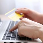 Poveste de „iubire” cu pagubă de 90.000 de euro. Buzoiancă de 56 de ani, escrocată de doi dâmbovițeni, mamă și fiu