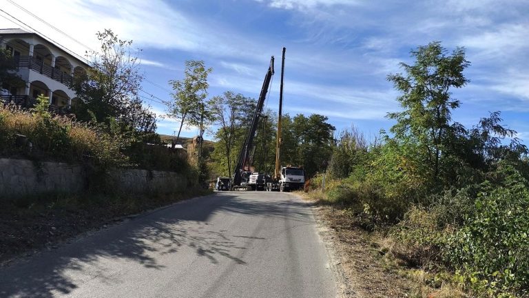De la hârtii... la utilaje. A început reabilitarea drumului spre Vulcanii Noroioși
