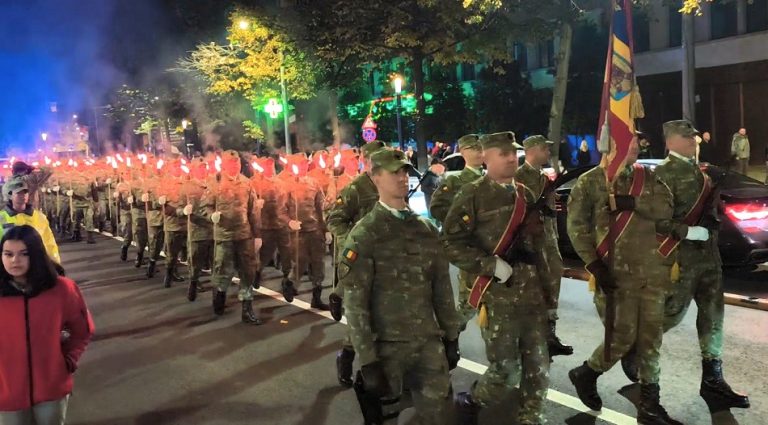 Spectacol de lumină și emoție. Sute de buzoieni, alături de militari la retragerea cu torțe