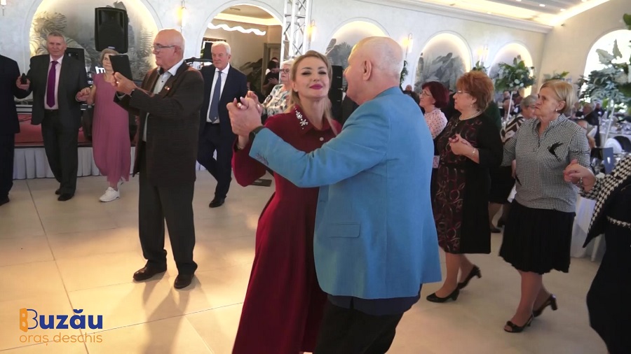 Felicitări pentru seniori. Primăria a premiat longevitatea și în căsnicie