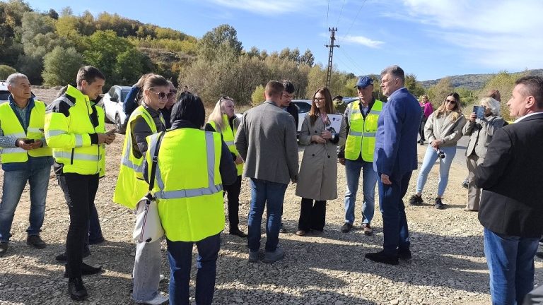 De la hârtii... la utilaje. A început reabilitarea drumului spre Vulcanii Noroioși
